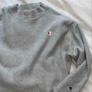  - ljusgrå champion sweatshirt i storlek M, köpt för cirka två år sedan i usa men har nästan aldrig använt den. 