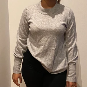 Mysig grå tröja  - En höstlig och mysig grå tröja. Stretchigt och mjukt material. 