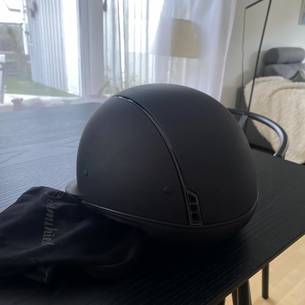 storlek M med liner 56 som följer med, men den är utbytbar såklart! i väldigt gott skick och inte mycket använd. nypris 3500kr, färgen brown men man ser i princip ingen skillnad på färgen black och brown! VG1 märkt och inga smällar, frakt ingår. . Muu.