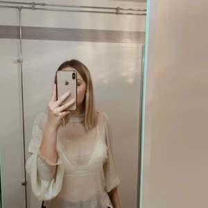 Guldig topp - Genomskinlig, guldglittrig topp använd två gånger!! Jättefin att ha till fest!! Strl M ❤️