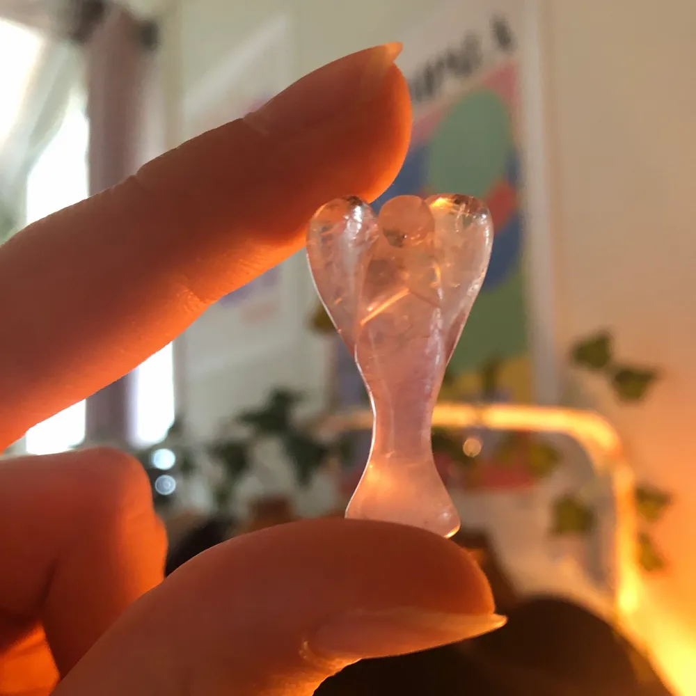 Äkta ametist som har blivit ”slipad” till formen av en skyddsängel. Köpt på kristallrummet i Gamla Stan för 180kr. säljer pga att jag inte har haft användning för hänget💕. Asusteet.