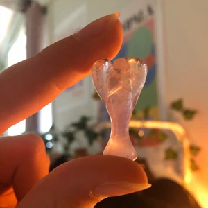 Ametist hänge - Äkta ametist som har blivit ”slipad” till formen av en skyddsängel. Köpt på kristallrummet i Gamla Stan för 180kr. säljer pga att jag inte har haft användning för hänget💕