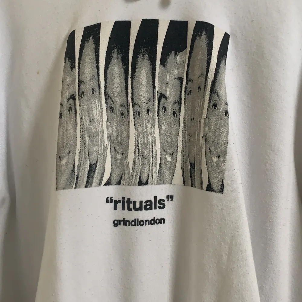 säljer min jättefina hoodie från grindlondon då den inte kommer tillräcklig mycket till användning. Jätteskön och perfekt till höst och vinter. Limited edition och finns ej kvar på deras hemsida, köptes för 500kr. Oversized fit.. Hupparit & Collegepaidat.