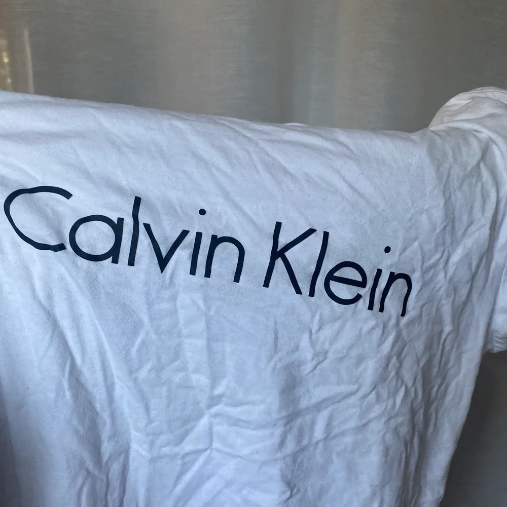 Vit Calvin Klein t shirt med tryck på bröstet. Storlek XS men rätt stor i storleken. Köp för 499kr. Använd fåtal gånger. Skrynklig då den är nytvättad men stryks innan den skickas. Skriv för mer information eller bilder ☺️. T-shirts.