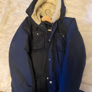 Jacka - Dragkedja krånglar men finns knappar 