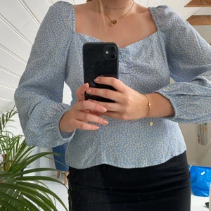 HM blåblommig blus  - Supersöt blommig blå blus från HM i strl. 42 men kan definitivt användas av mindre storlekar (jag är 36 exempelvis) 💕 Blusen är i relativt bra skick förutom en fläck på baksidan, men som knappt syns (därför även nedsatt pris). Nypris 199kr🥰