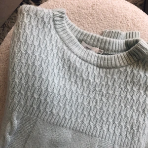 Mintgrön stickad från Filippa K - Mintgrön stickad tröja från Filippa K, äldre kollektion. Strl XL men passar en S/M (36-liten 40). Använt men fint skick, inget att anmärka på! 