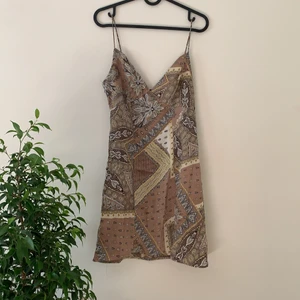 Klänning - Jättefin och trendig klänning. Endast använd en gång så den är i nyskick☺️ skriv för fler bilder