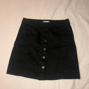 Jeans kjol - Säljer en jeans kjol som aldrig kommer till användning längre då den har blivit för liten. Den är köpt på GinaTricot i storleken 36. Kjolen har knappar på framsidan som går att öppna och två fickor på framsidan. Frakt tillkommer 