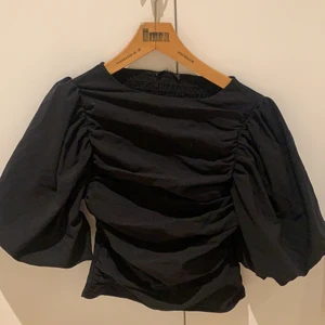 Gina tröja - Så fin tröja, aldrig kommit till användning. Prislapp fortfarande kvar på tröjan. Köpt för 500, säljer för 150