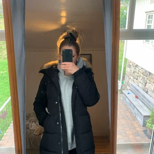 Hollies jacka - Säljer min fina vinterjacka, Köptes för 1 år sedan men använd endast 3 gånger. Den är lite trasig vid hängaren då jag tvättade den och hängde upp den blöt o den gick sönder. Köptes på Chelsia för 2800 säljer nu för 800. Kan postas eller mötas upp i Ggb.(Kan absolut sänka pris vid snabb affär💕) 