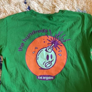 Grön tröja  - Tröja med print på ryggen från Urban Outfitters, storlek S