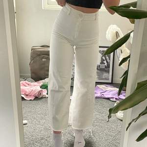 Här har vi ett par vita jeans från zara. Dom är i storlek 36. Byxorna är lite stora i min midja men annars sitter de briljant!! Tycker dom är jätte snygga men har inte andvända dom på senaste. 