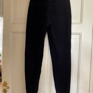 BDG Manchesterbyxor  - Svarta Manchesterbyxor från Urbanoutfitters 