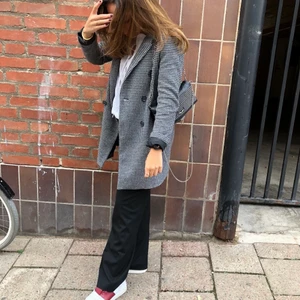 Kappa från Zara  - Mönstrad dubbelknäppt kappa från Zara i mycket bra skick! Storlek S - Frakt ingår i priset 💘