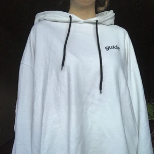 Oversized vit huvtröja - Supermysig oversized hoodie! Av det koreanska märket guide, knappt använd. Den har vida ärmar och är lång, kan funka som klänning på kortare personer. Kan passa XS-L beroende på önskad passform✨