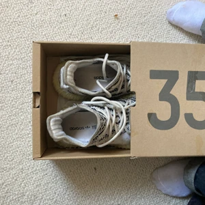 Yeezy boost 350 v2 zebra  - Storlek 37 och 1/3 passar lätt 38. Använt några gånger inget hål men lite smutsiga, säljer de för 850 nypris 3800kr 