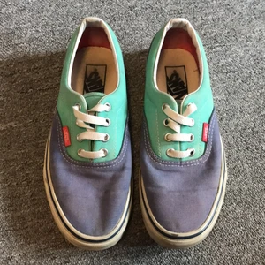 Vans, st.US 7 - Supersnygga gröna och blå/lila-jeans färgade vans i storlek Women US 7 (men US 5,5) Det är ett litet märke i gummit fram på väster sko som syns på den första bilden. Köpta på tradera men aldrig använda av mig då de var för små!☺️