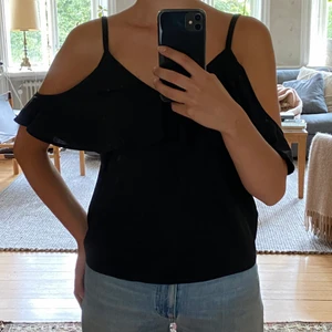 Svart other stories topp!  - Fin och lite shiny, inte använd mer än ett par gånger, väldigt smickrande passform! 