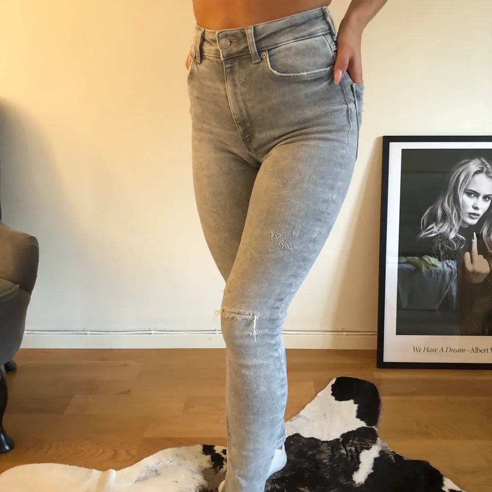 Gråa jeans från Zara i storlek 34, 150kr + frakt!!🖤. Jeans & Byxor.