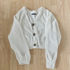 Stickad kofta - Storlek S, ifrån Gina. Sparsamt använd