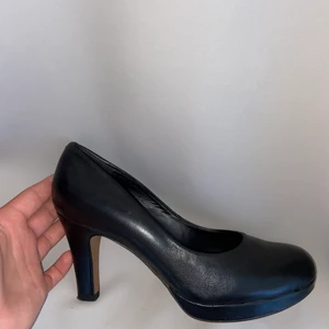 Clarks klackar! - Svarta skinn klackar i mycket bra skick, knappt använda. Köparen står för frakt eller kan vi mötas upp i malmö! 