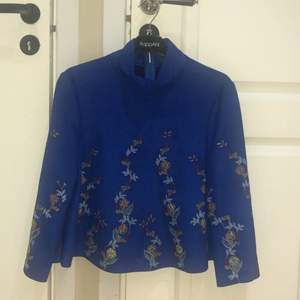 Jättefin broderad blå tröja som jag ej har hunnit använda 🥰 Den är köpt från Zara, säljer för halva priset 💕