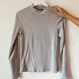 Grå polotröja  - Grå polotröja 