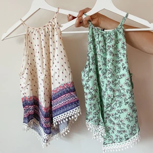 Linnen - Två linnen, båda säljes tillsammans för 40 kr. Passar XS och S. 