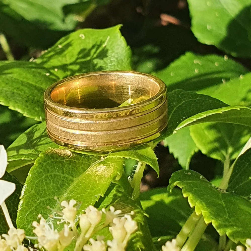 Guld ring av rostfritt stål, storlek 20, diameter 18mm, den färgar inte av eller gör dina fingrar gröna eftersom de är gord av stål.. Accessoarer.