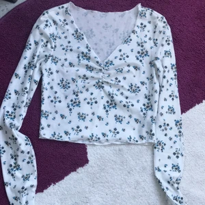 Topp ifrån SHEIN - Jätte fin blommig topp endast använd 1 gång, strl S men passar mig som har strl xs, kan skickas spårbart om man betalar för frakten:)