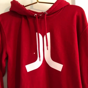 Vinröd hoddie WeSC - Säljer en vinröd hoddie från WeSC, ordinarie pris: 499kr mitt pris: 100kr (frakten ingår i priset!), den är använd ett antal gånger men är i gott till fint skick, den är i storlek XS men funkar som en S också!