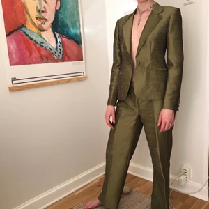 Kostym i silke - Uppsydd kostym i grönt råsilke. Storlek 36/38. Nyskick! 