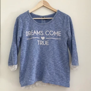 Blå tröja med spetsdetaljer - Supergullig och skön blå stickad tröja med spetsdetaljer.💕