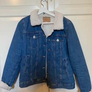Jeansjacka - Jeansjacka med ”fluff” i från New Yorker. Köparen står för frakt.