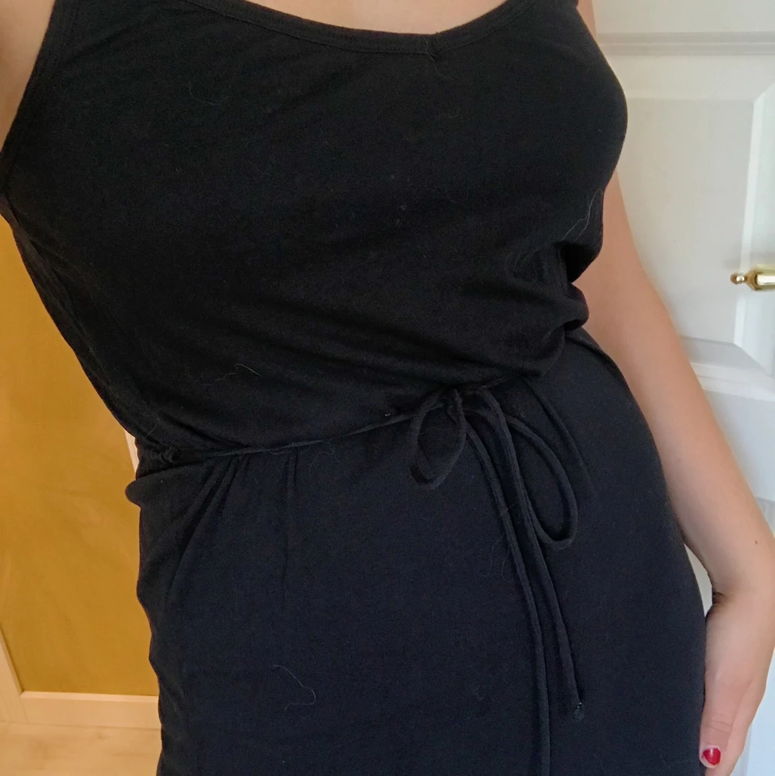 Svart, smickrande långklänning