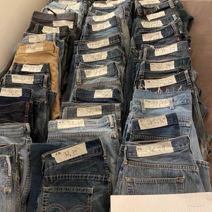 Vintage Levi's Jeans - Har ca 40 par Jeans att sälja billigt, skriv till mig privat din storlek/vilka mått du behöver så skickar jag vad som finns, finns något som passar de flesta! Finns bla 501, 505, 559, 569 osv.. priser är mellan 100-350 kr/par 🟥Obs, alla är herrmodeller, men kan passa båda könen🟥 Vid köp av 3+ par bjuder jag på frakten😊
