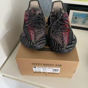Yeezy 350 Yecheil  - Använda fåtal gånger kvitto finns