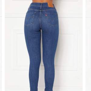 Ett par Levis 720 super skinny jeans i strl 24 som är i nyskick. Ny pris: 1195 kr.