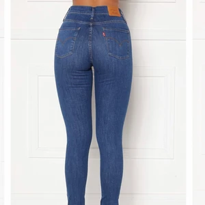 Levis jeans - Ett par Levis 720 super skinny jeans i strl 24 som är i nyskick. Ny pris: 1195 kr.