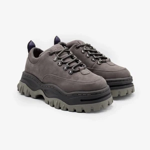Eytys skor - Eytys angel nubuck skor i färgen steel grey. Använda 1-2 gånger och är som nya. Strl 38. Nypris ca 2500 SEK