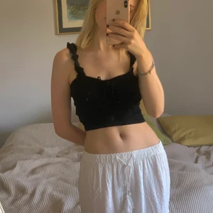 topp - svart topp med fina axelband från UO!