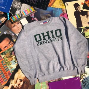 CHAMPION SWEATSHIRT!! 💚🏞🌱 - Champion sweatshirt från Ohio university. Storlek M, något större M och passar nog L. Inga defekter och grymt vintage skick. Tveka inte att höra av dig om du undrar något! 🏞💚🌱 (Trycket är grönt, inte så bra på bild) 