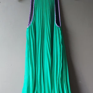 St S  - Använd 2 gånger. Fantastisk flirtig i vinden klänning.