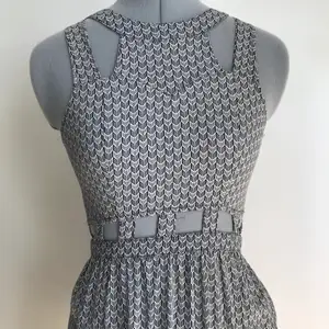 Jättefin kort klänning i ett grått/svartvitt mönster med cut outs över magen och axlarna. Köpt på H&M för flera år sen och passar tyvärr inte mig längre. Den är väldigt tunn, perfekt för sommarväder.