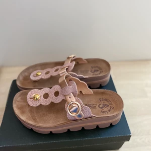 Sandaletter i äkta läder - Supersköna och snygga sandaletter i äkta läder (made in greece) som passar med de flesta outfitsen. Köpta från en butik i Kreta. Säljs på grund av att dom dessvärre inte kommer till så mycket användning. Ordinarie pris: 99 euros. Passar även breda fötter. Bevis på att det är äkta läder kan skickas i chatt pga att plick bara tillåter 3 bilder i annonsen.