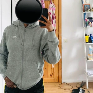 Nike zip hoodie - Grå Nike zip hoodie i storlek S. Köpt på stadium (nypris 650 kr). Skriv vid frågor, köparen står för frakt❗️❗️ Säljer även denna i svart (kolla profilen)