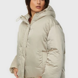 Vinterjacka  - En jättefin vinterjacka som är varm. Har använts några gånger men är som ny. Säljer för att den inte längre är min stil. Mitt pris 200kr ordinarie pris 600kr