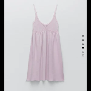 Zara klänning  - Säljer denna väldigt söta mini klänningen från zara som är pastell lila😍 nåra slitningar på kjolen men själv stör jag mig inte så mycket på d, skriv privat för bilder❤️justerbara band vilket jag ääälskar, fina detaljer. Väldigt fin klänning som tyvärr inte kommit till så mycket användning. Storlek S. Ord.pris 359kr. Vet inte om den är slutsåld eller inte.