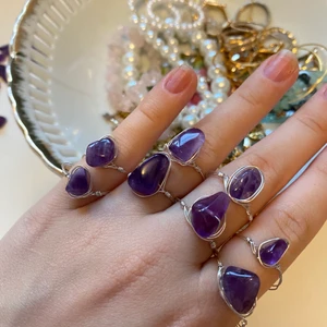 Kristall ringar - Handgjorda och jättefina kristallringar av ametist🦋💖 Det finns två olika storlekar; de omringade i vitt är xs/s (ca 55 mm i omkrets) och de omringade i svart är m/l (ca 60 mm i omkrets)✨💕 Se storlekarna och vilka ringar som finns kvar på andra bilden!! Alla kostar 20kr/st + frakt som ligger på 12kr!💓 Kolla in min profil för fler fina smycken!!☺️